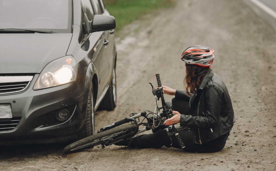 Wielkie nieszczęście na drodze: zderzenie motocyklisty i rowerzysty kończy się tragicznie