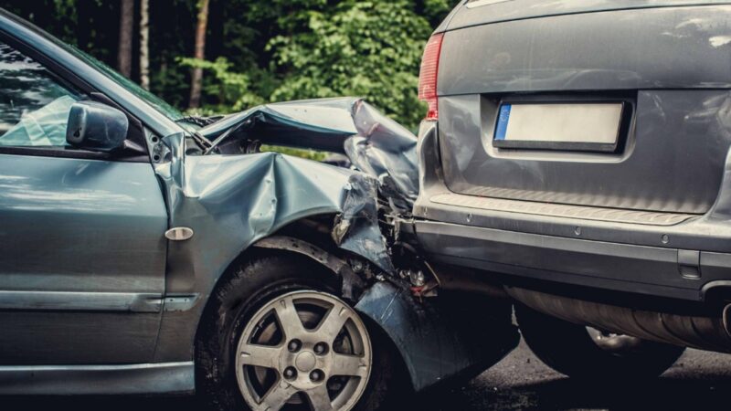 Wypadek samochodowy w Łaskach: kierowca stracił panowanie nad pojazdem, a policja znalazła narkotyki u jednego z pasażerów