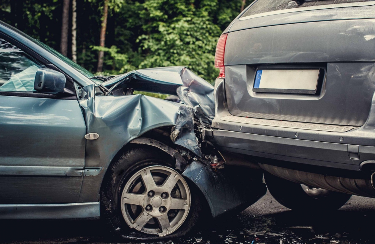 Wypadek samochodowy w Łaskach: kierowca stracił panowanie nad pojazdem, a policja znalazła narkotyki u jednego z pasażerów