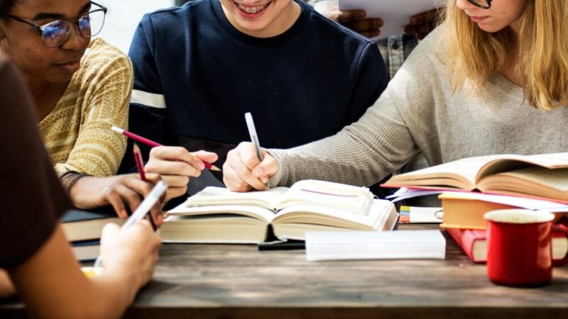 Wójt Gminy Osiek Jasielski składa hołd nauczycielom z okazji Dnia Edukacji Narodowej