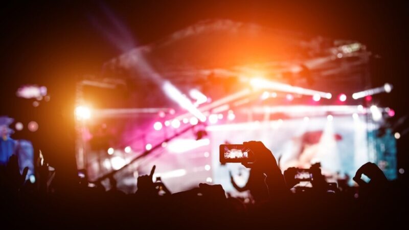 Muzyczne hity w blasku świec – niezapomniany koncert w Jasielskim Domu Kultury!