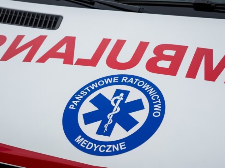 Policja ratuje kierowców uwięzionych w zamieci śnieżnej