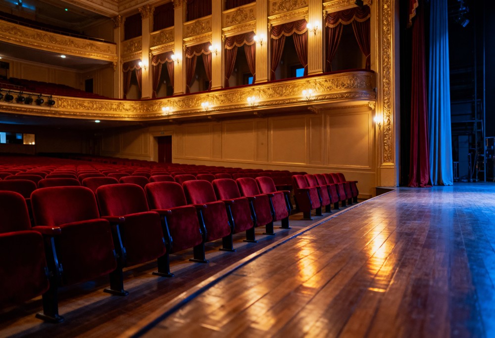 Niezwykły spektakl młodzieżowy – odkryj tajemnice z przeszłości!