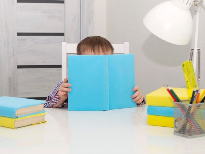 Zimowe odkrycia: dzieci badają fascynujący świat lodu i wody