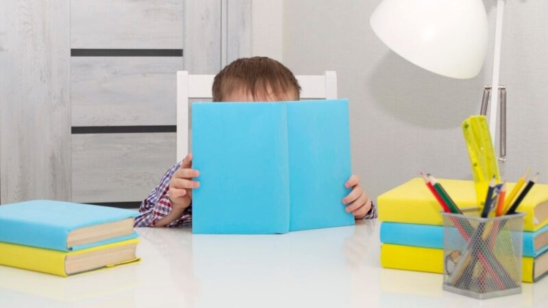 Zimowe odkrycia: dzieci badają fascynujący świat lodu i wody