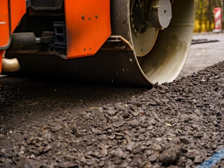 Nowa nawierzchnia w Świerchowej: remont drogi poprawia bezpieczeństwo użytkowników