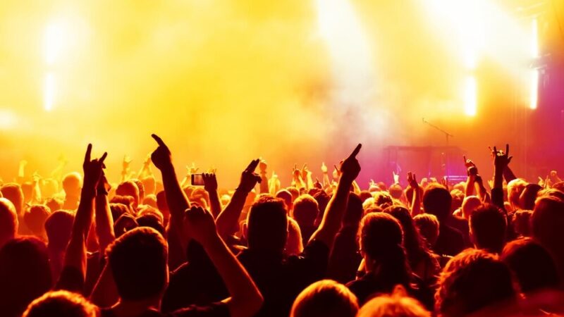 Seans pod chmurką: kino plenerowe zaprasza na „Dalej jazda”!