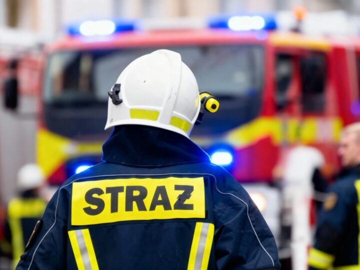 Apel o wolne miejsca przed bramami garażowymi remizy OSP