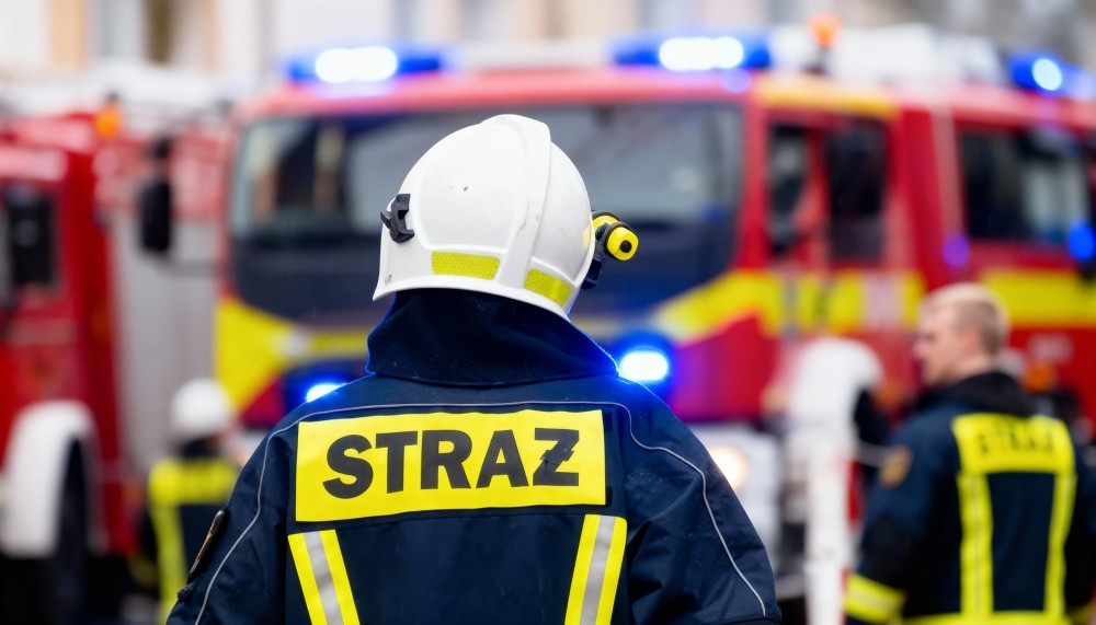 Apel o wolne miejsca przed bramami garażowymi remizy OSP